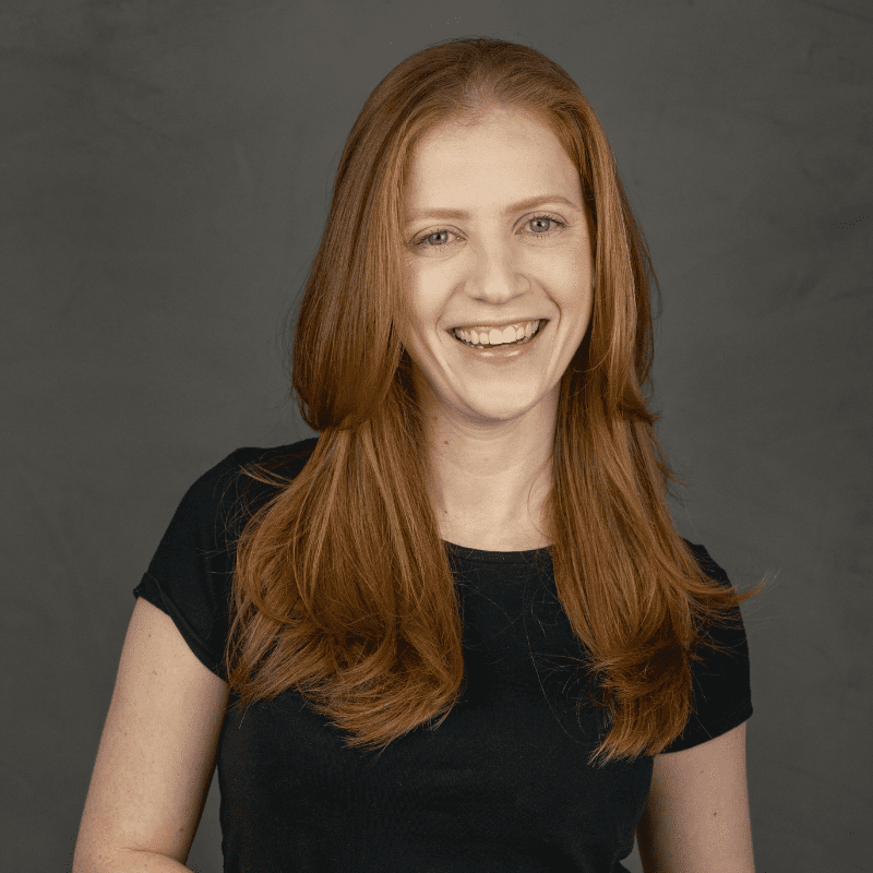 foto de Gabriella Matanna perfil usando camisa preta com fundo sólido